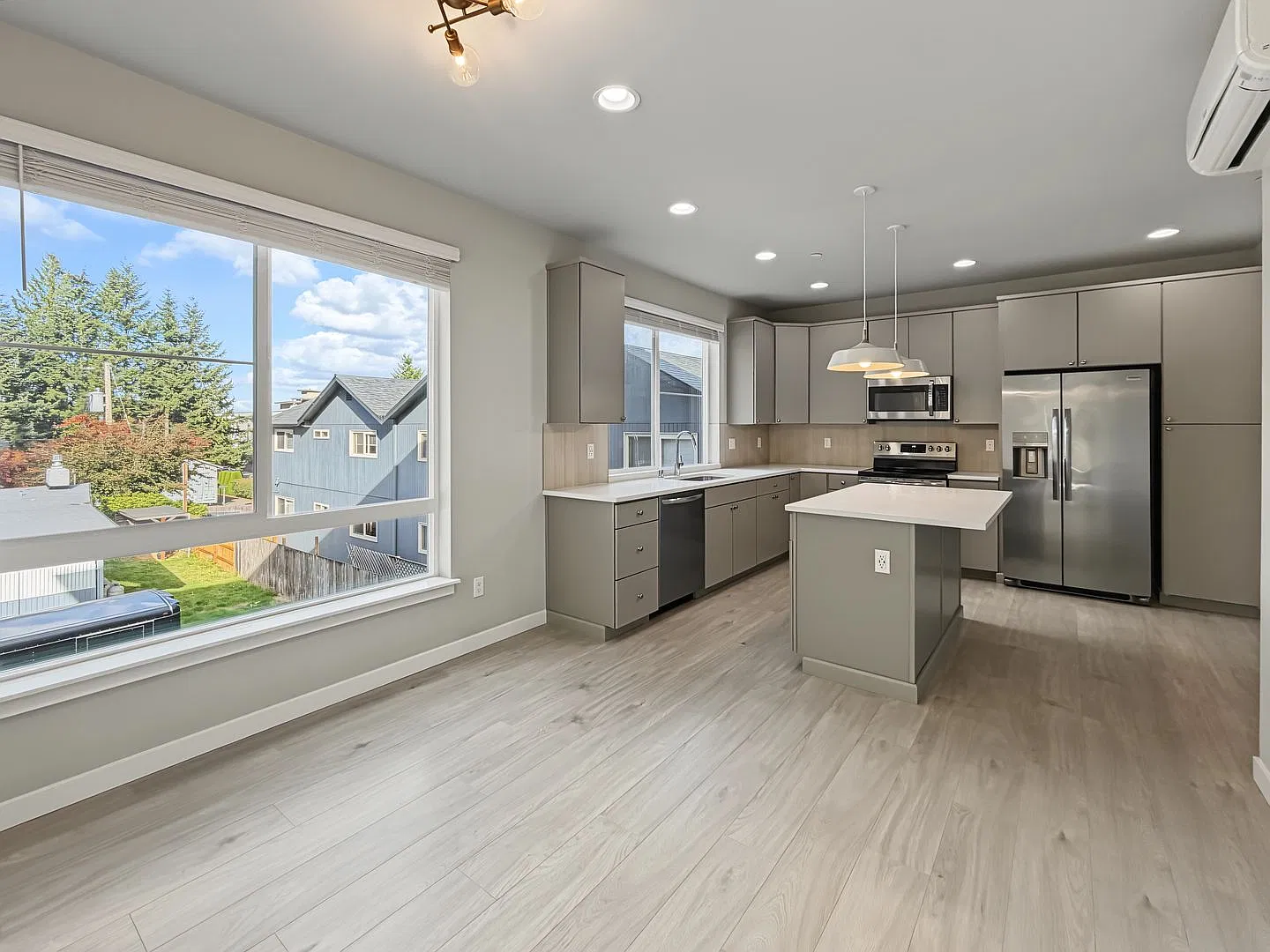 Fantastic Shoreline 4 Bed/2.5 Bath Townhome Available Now For $3995! — Photo 4