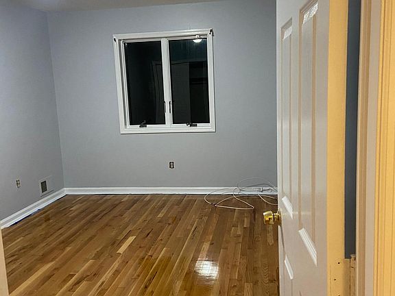 3rd image of 119 Pelhamdale Ave #1