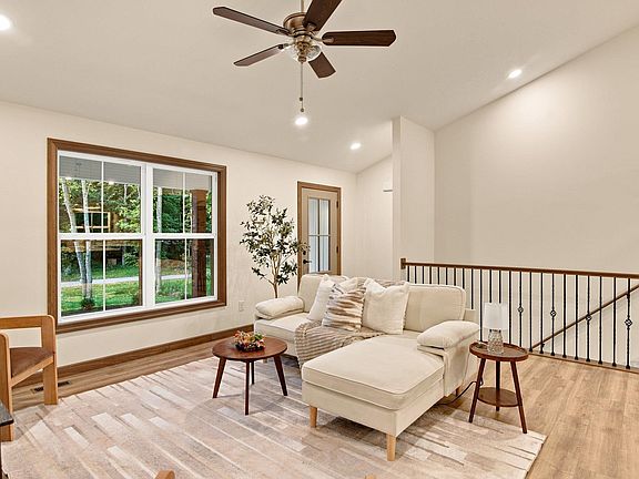 3rd image of 35 Orchard View Ct