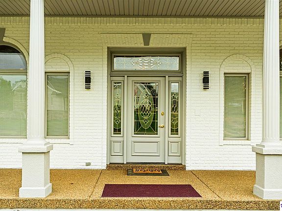 3rd image of 707 Foxfire Rd