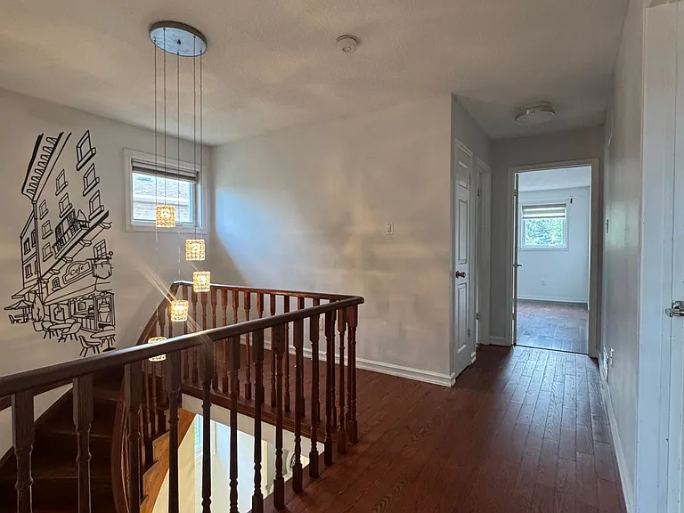 50 Adrian Cres — Photo 10