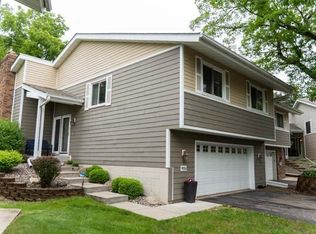 9826 Brighton Ln, Eden Prairie, MN 55347