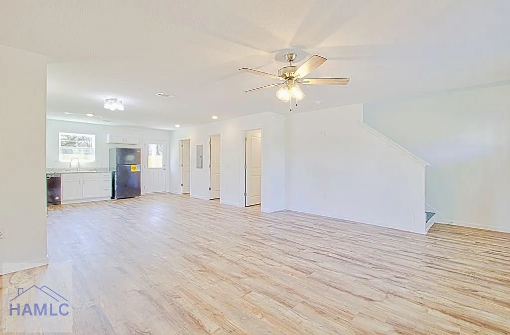 3 bed, 2.5 bath, 1452 sqft, $1,750 — Photo 3