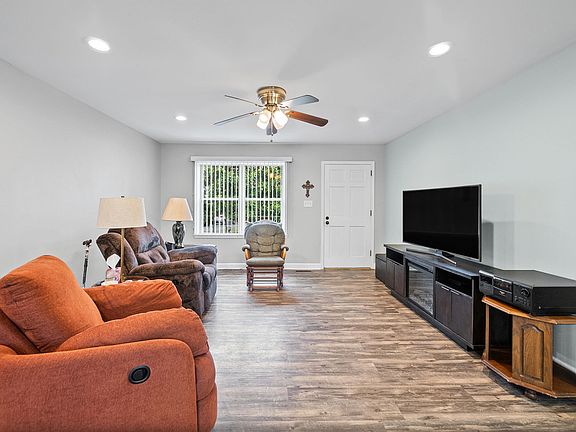 5th image of 604 Fremont Dr