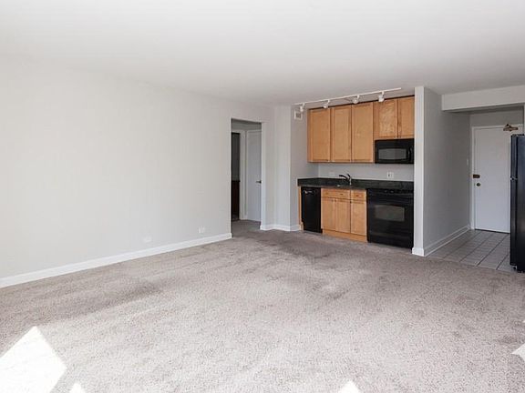 4th image of 447 W Wellington Ave #5B