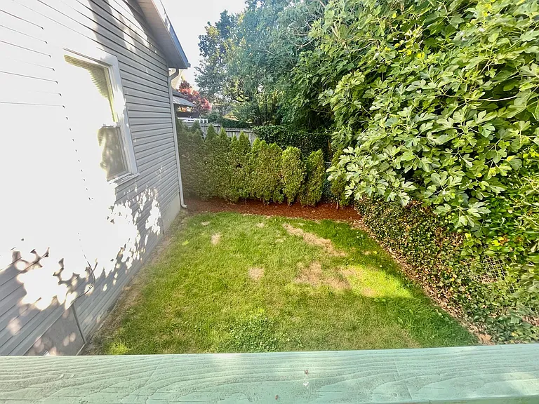 R0525 — Photo 33