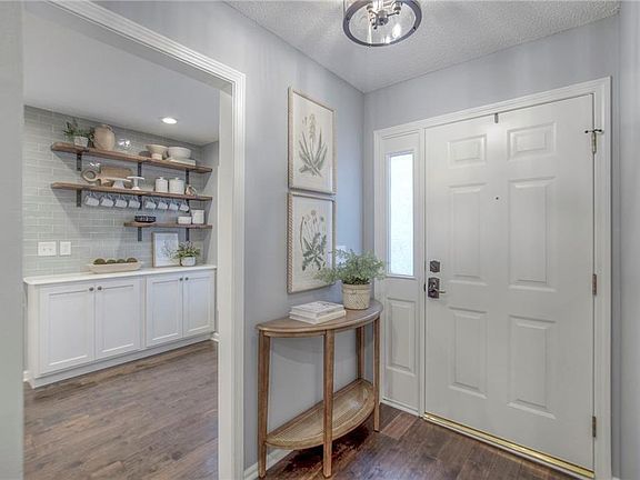 2nd image of 5828 Park Cir