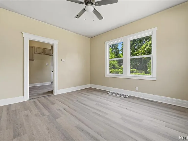 2245 W Grand St — Photo 19