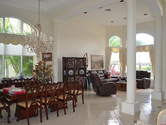 Home For Sale In Woodfield Country Club