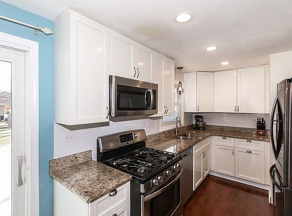 5th image of 711 Brewster Ln