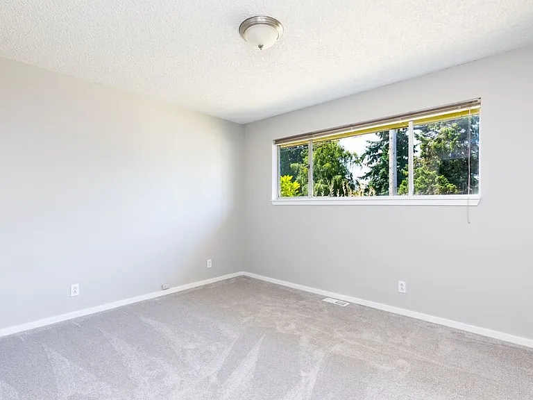 654 Jefferson Ave NE — Photo 13