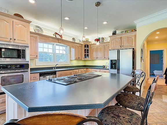 5th image of 405 Lakeshore Dr