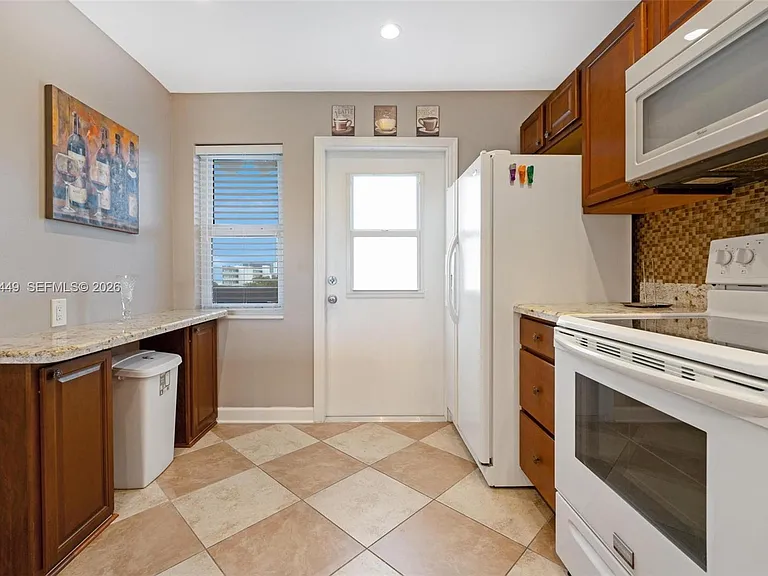 1000 NE 14th Ave #602 — Photo 3