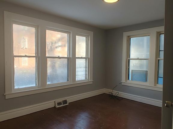 4th image of 1-201 W Parmenter St #1