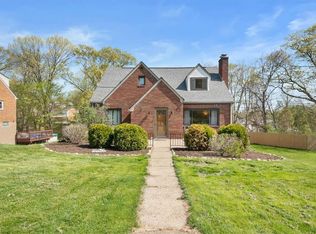 15 Hodgkiss Dr, Mc Kees Rocks, PA 15136