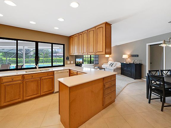 3rd image of 517 N Country Club Drive