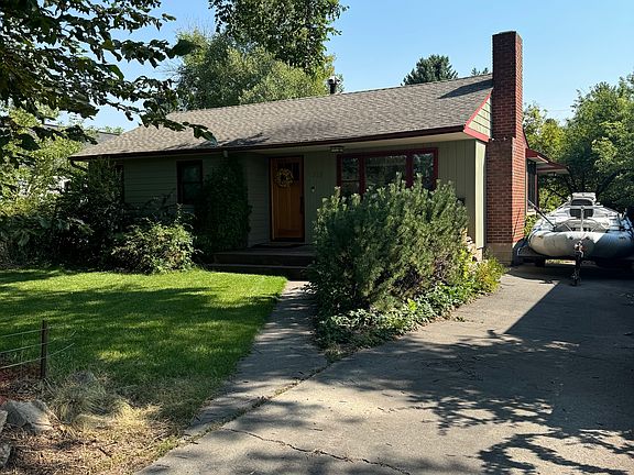 Has a driveway and can store a boat!