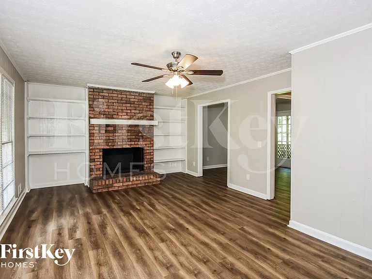 125 Creekview Dr — Photo 2
