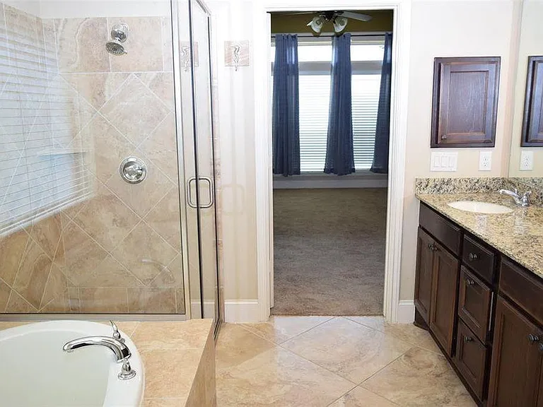 2911 Naples Park Ln — Photo 12