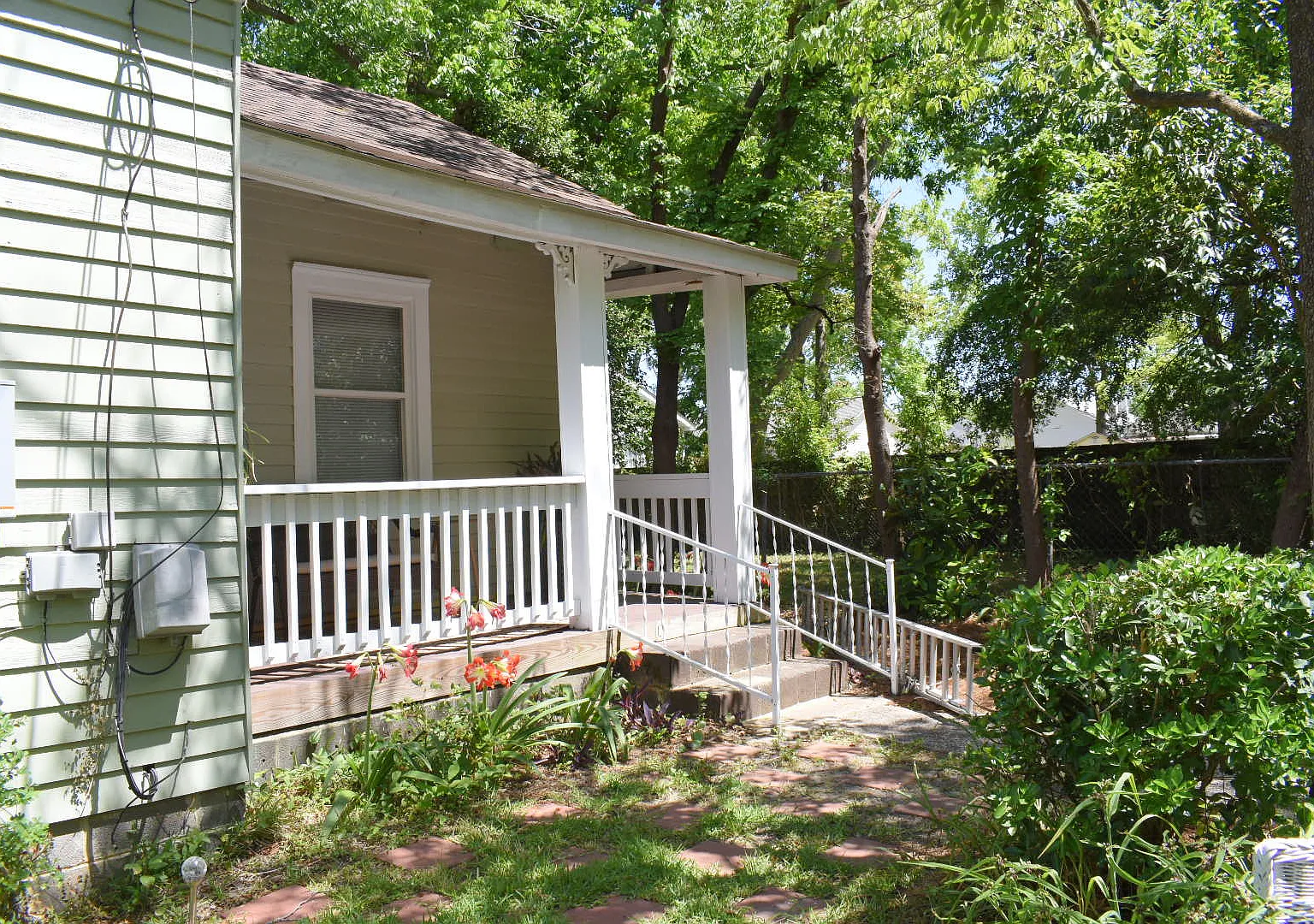 3 bed, 1054 sqft, $1,895 — Photo 1