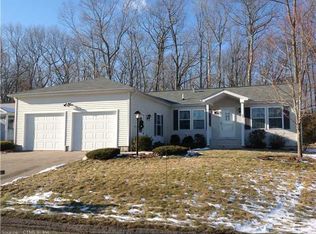 31 Hillcrest Dr, Uncasville, CT 06382