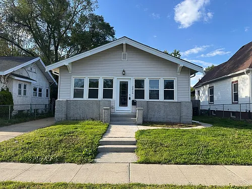 2416 E Walnut St Photo 1
