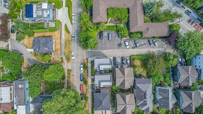 2409 E Thomas St — Photo 41