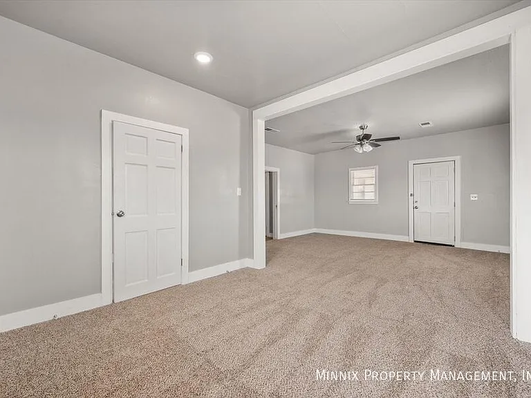 1302 Avenue E #1 — Photo 24
