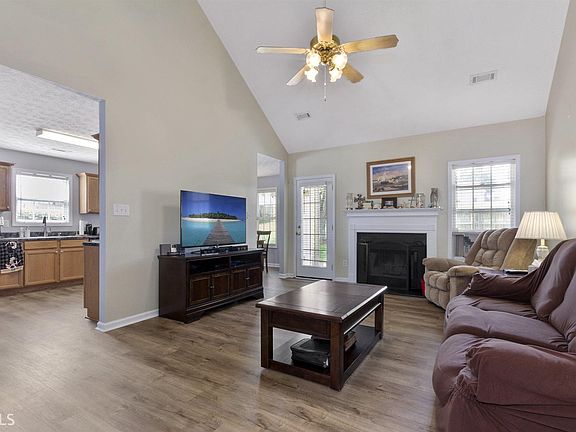 4th image of 62 Canterbury Dr