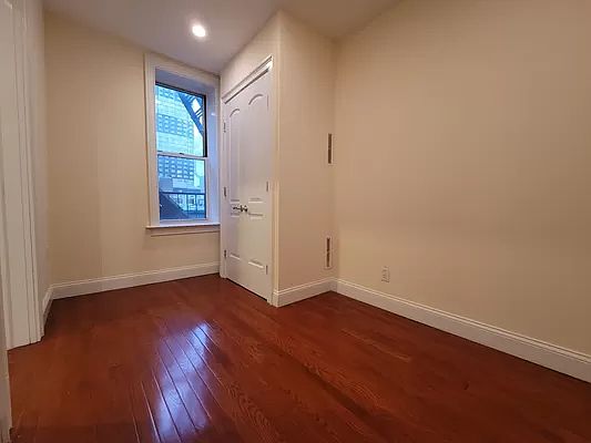 4th image of 404 W 44th St APT 19