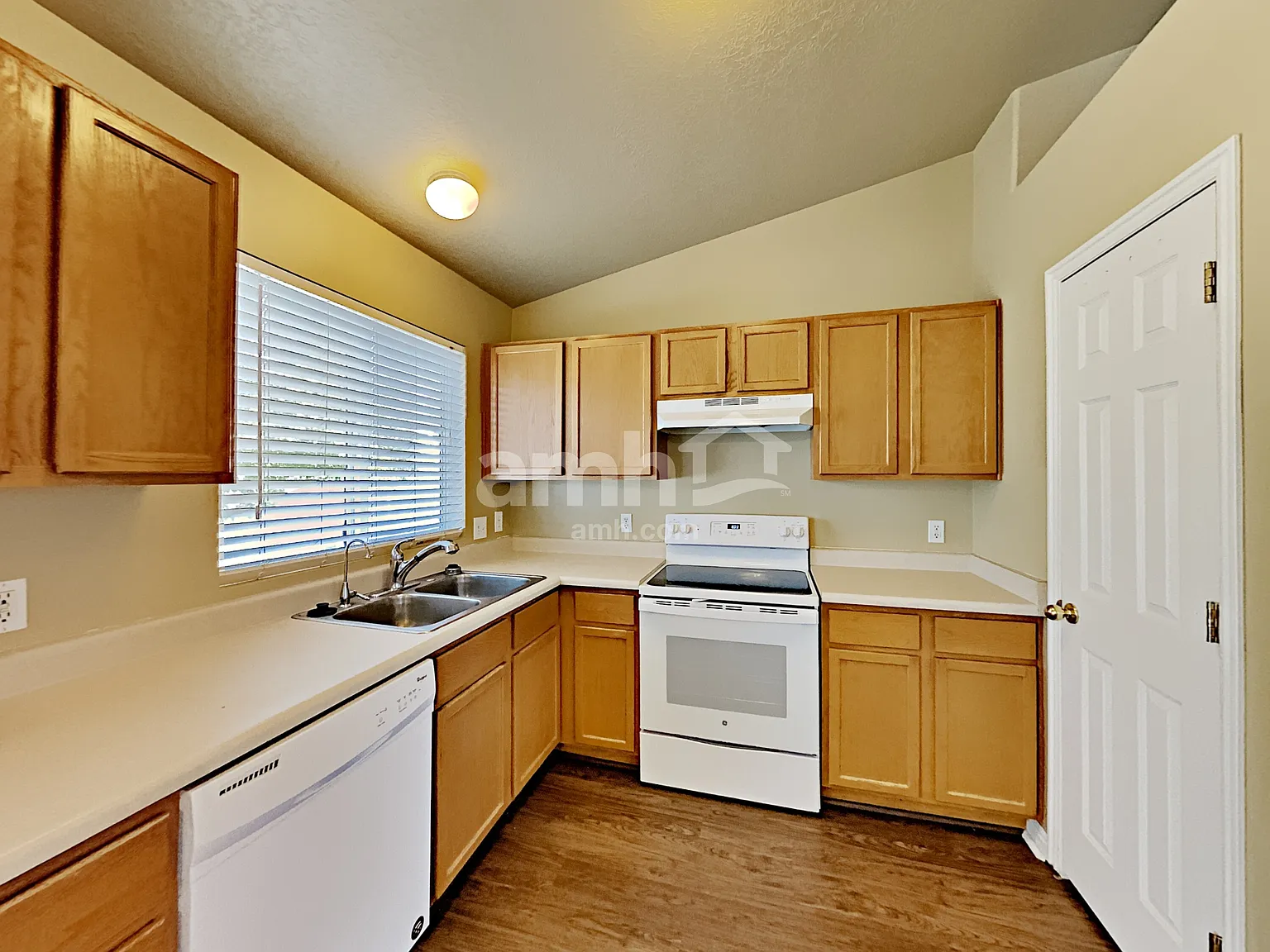 5 bed, 3.0 bath, 2564 sqft, $3,055 — Photo 3