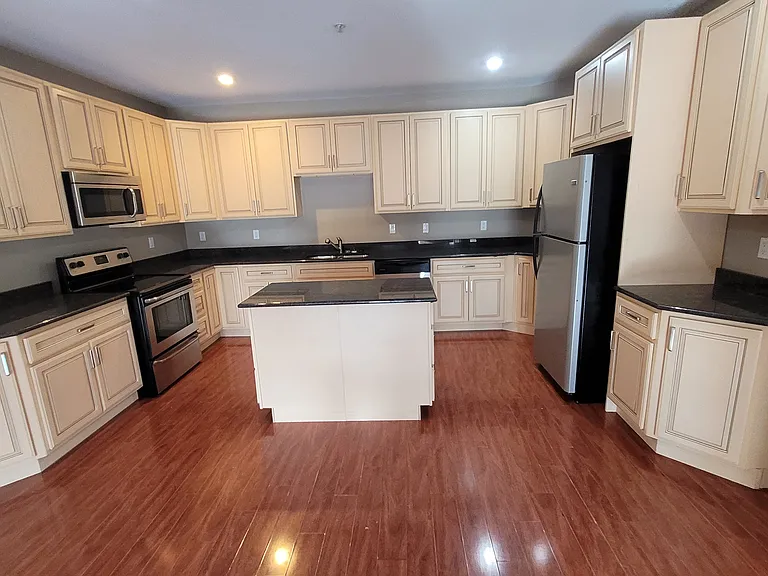 Building 5 Apartments Style (2 bedroom with DEN and 3 bedroom)