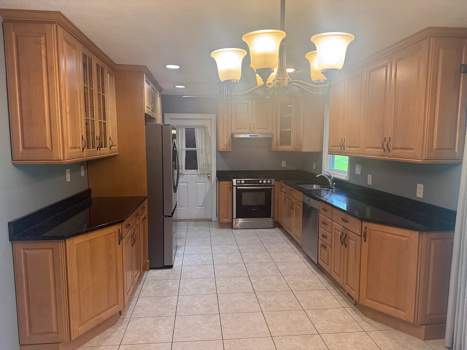 4 bed, 2280 sqft, $3,500 — Photo 2