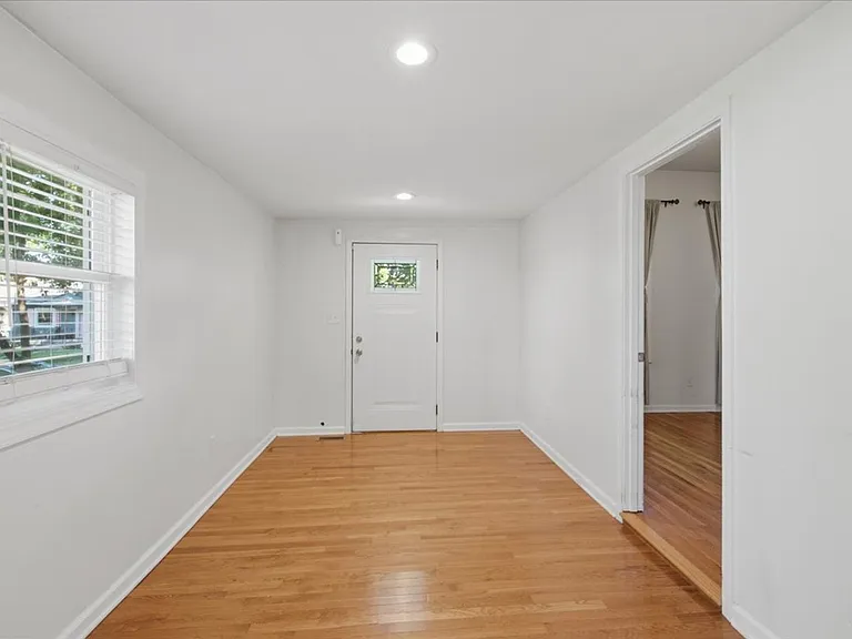 1041 Hervey St — Photo 3