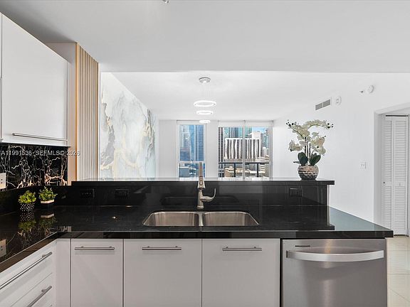 5th image of 244 Biscayne Blvd APT 1605