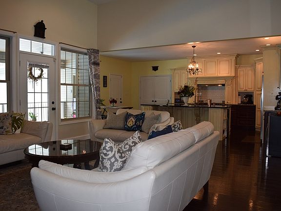4th image of 125 Spruce Ln