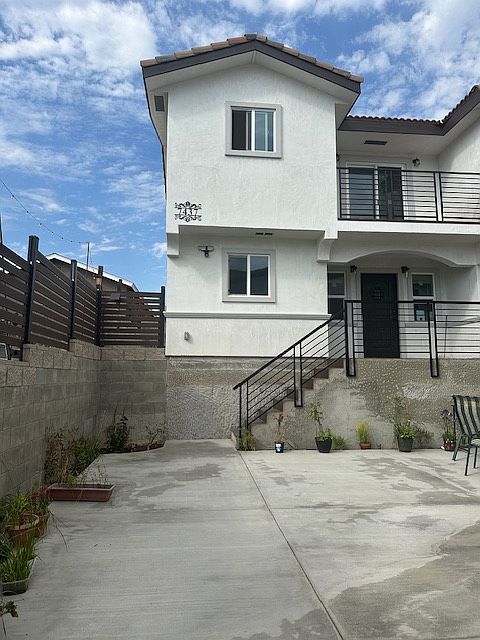 7437 Teresa rear 2 story unit