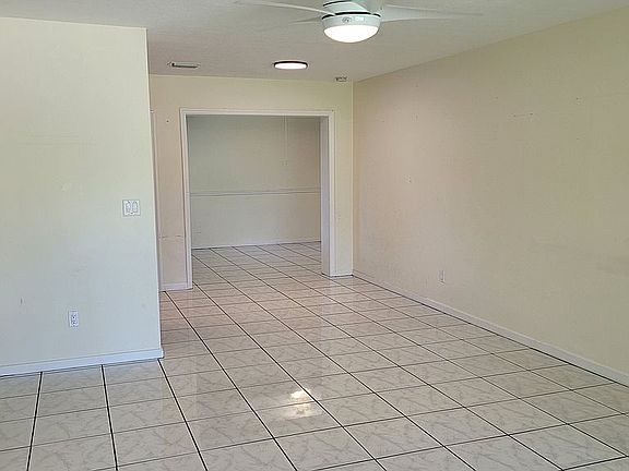 Living room & breakfast area