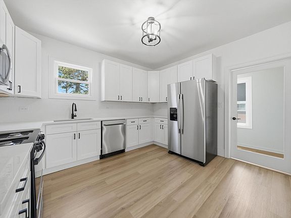 4th image of 9925 S Beverly Ave