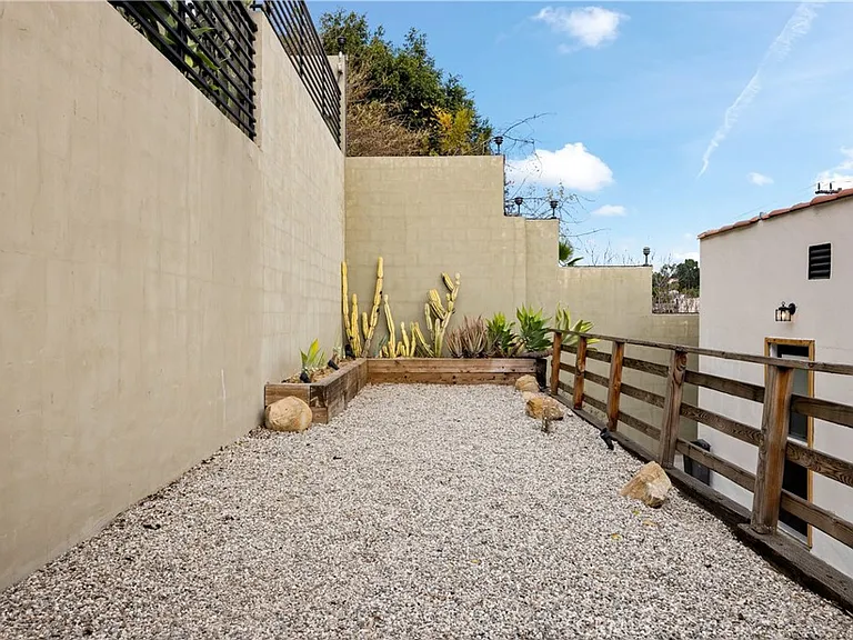 2211 Hyperion Ave — Photo 14