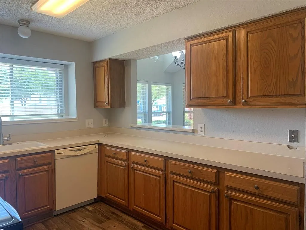 3 bed, 2.0 bath, 1497 sqft, $2,200 — Photo 3