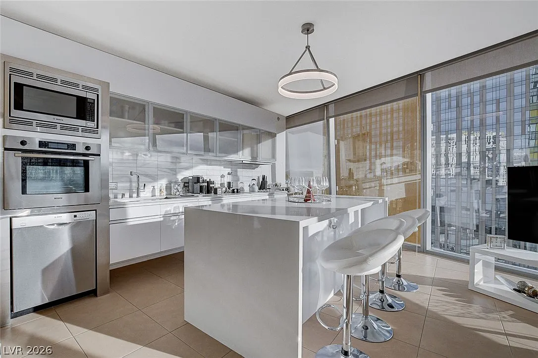 2 bed, 2.0 bath, 1475 sqft, $5,000 — Photo 4