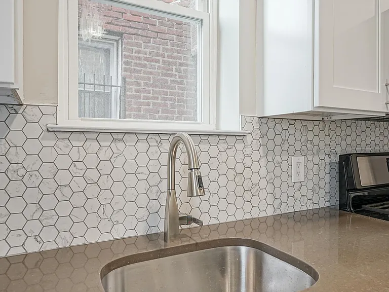 3130 Dickinson St — Photo 4