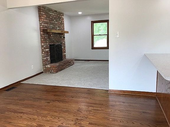 Dining room - fireplace 