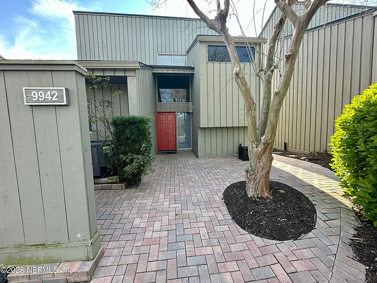 9942 Sawgrass Dr E — Photo 46