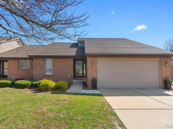 45800 Meadows Cir W, Macomb, MI 48044