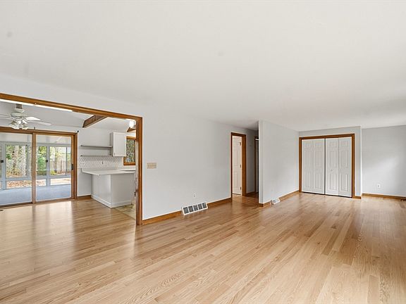 5th image of 4 Bourne Hay Rd