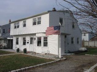 15 Crag Ln, Levittown, NY 11756