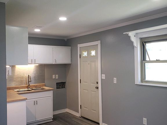 3rd image of 3029 N Hill St
