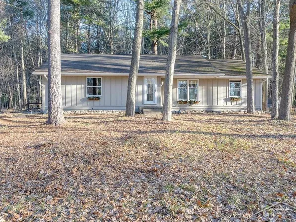 40 W Birchview Dr, Sanford, MI 48657